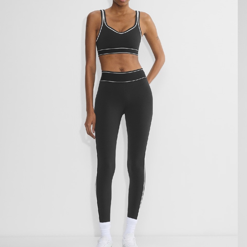 Black Sports Bra and Leggings Set with White Trim